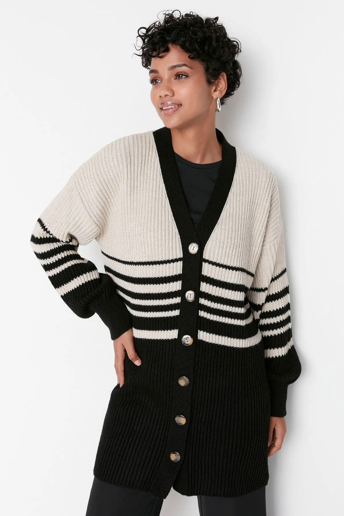 Trendyol Modest  Schwarz-weiß gestreifte Strickjacke mit Knochenknopfdetail TCTAW23HI00006