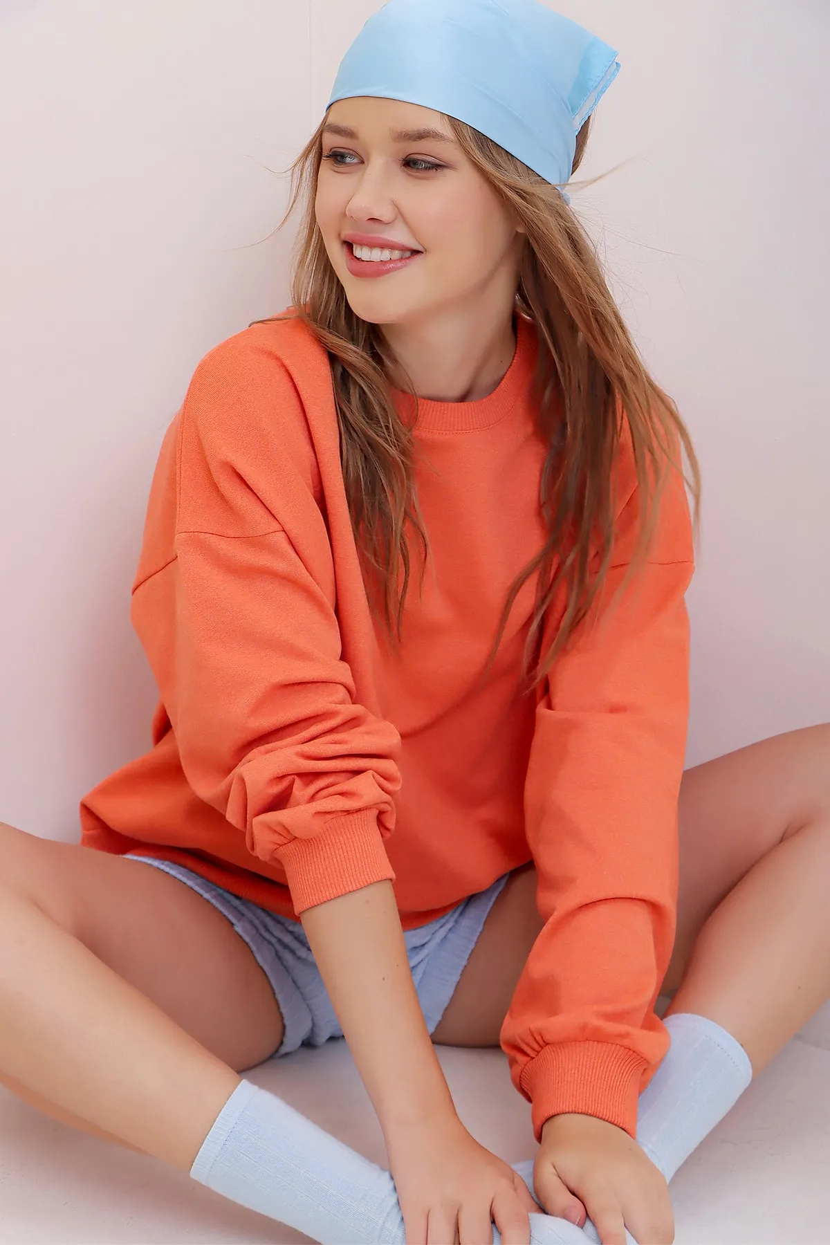 Trend Alaçatı Stili  Oranges Oversize-Sweatshirt mit Rundhalsausschnitt für Damen ALC-669-001