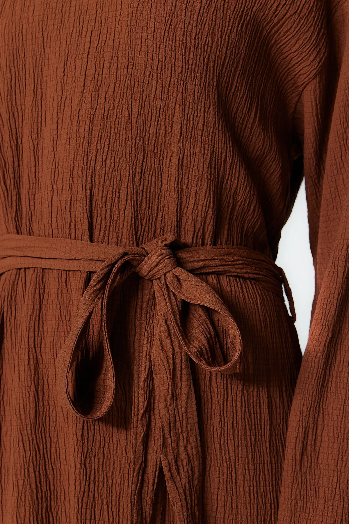 Trendyol Modest  Braunes gewebtes Kleid mit Gürtel TCTSS23EB00043