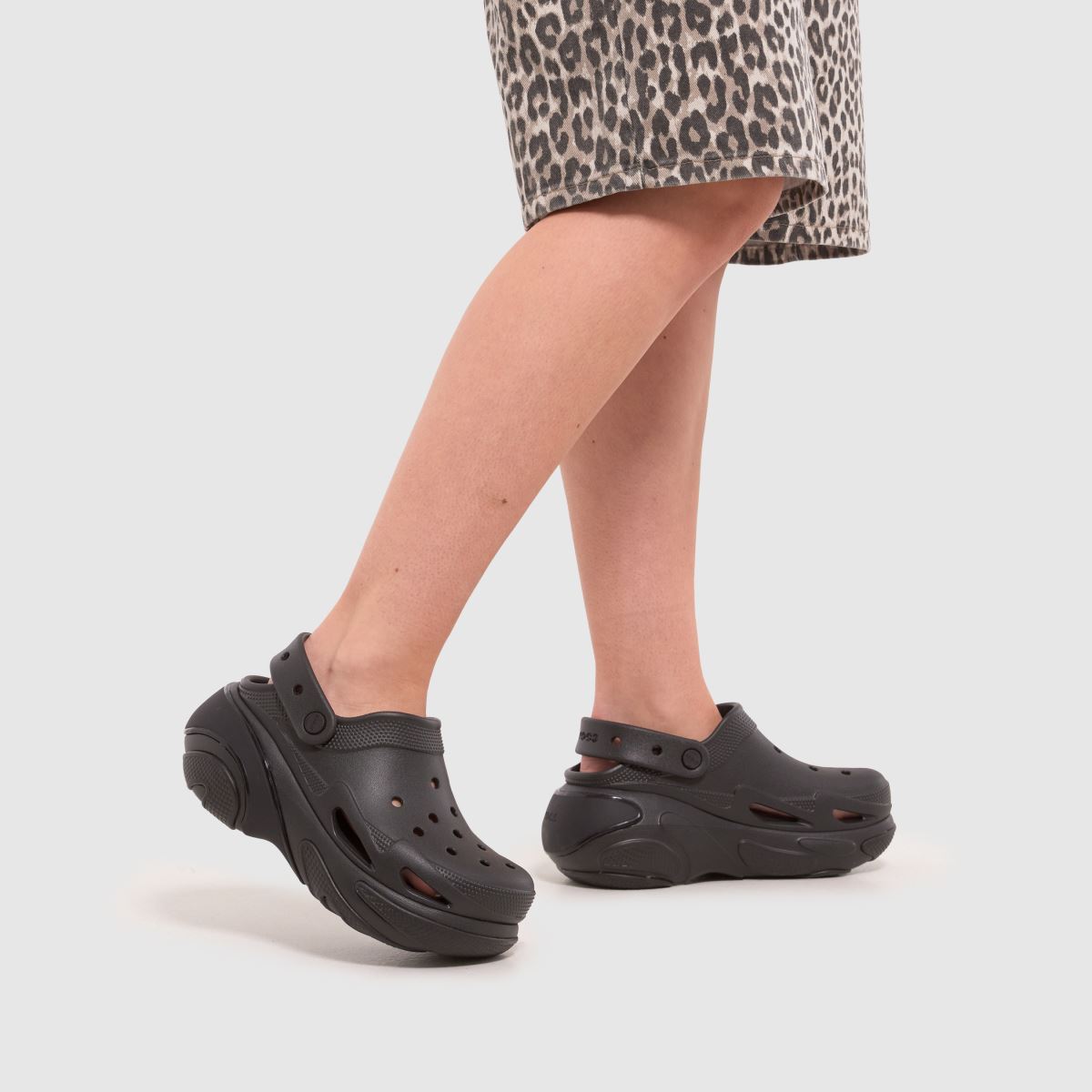 Crocs Bubble Crush klumpa szandál fekete színben