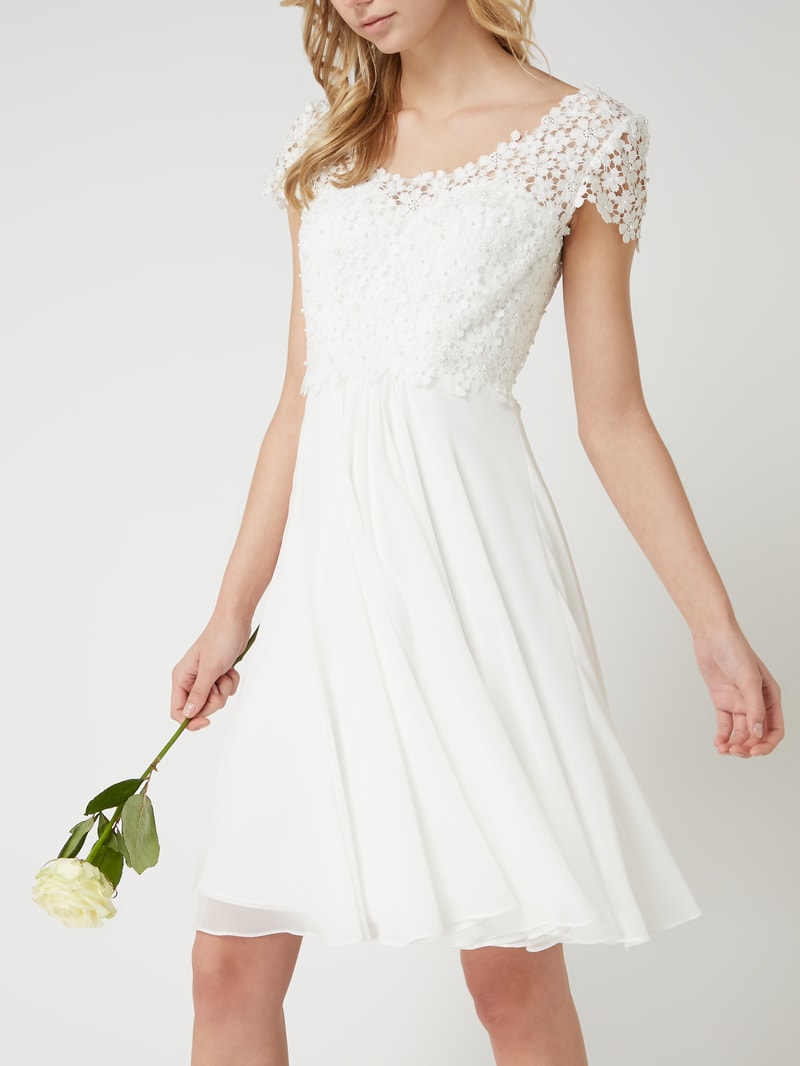Brautkleid aus Häkelspitze und Chiffon in offwhite