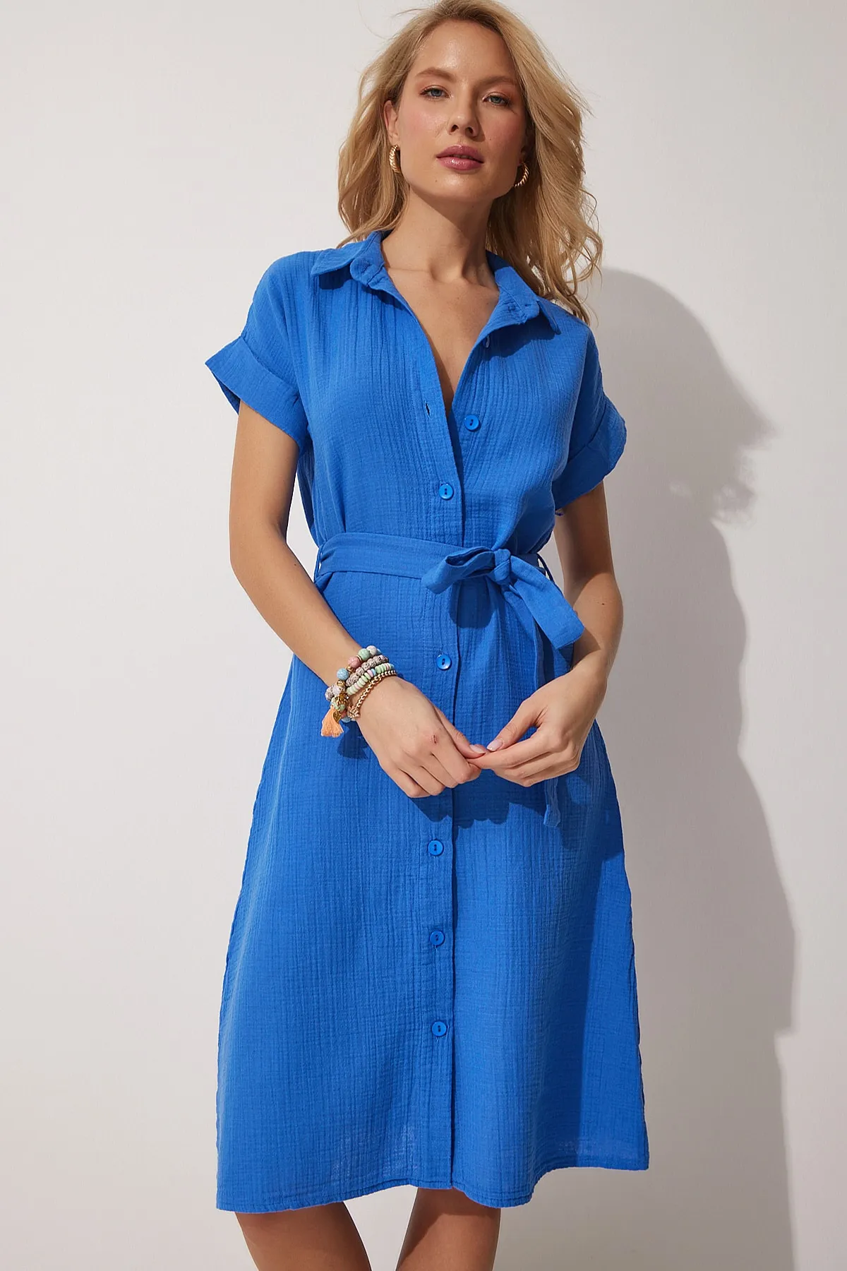 Happiness İstanbul  Blaues Leinenhemdkleid mit Gürtel für Damen MX00046