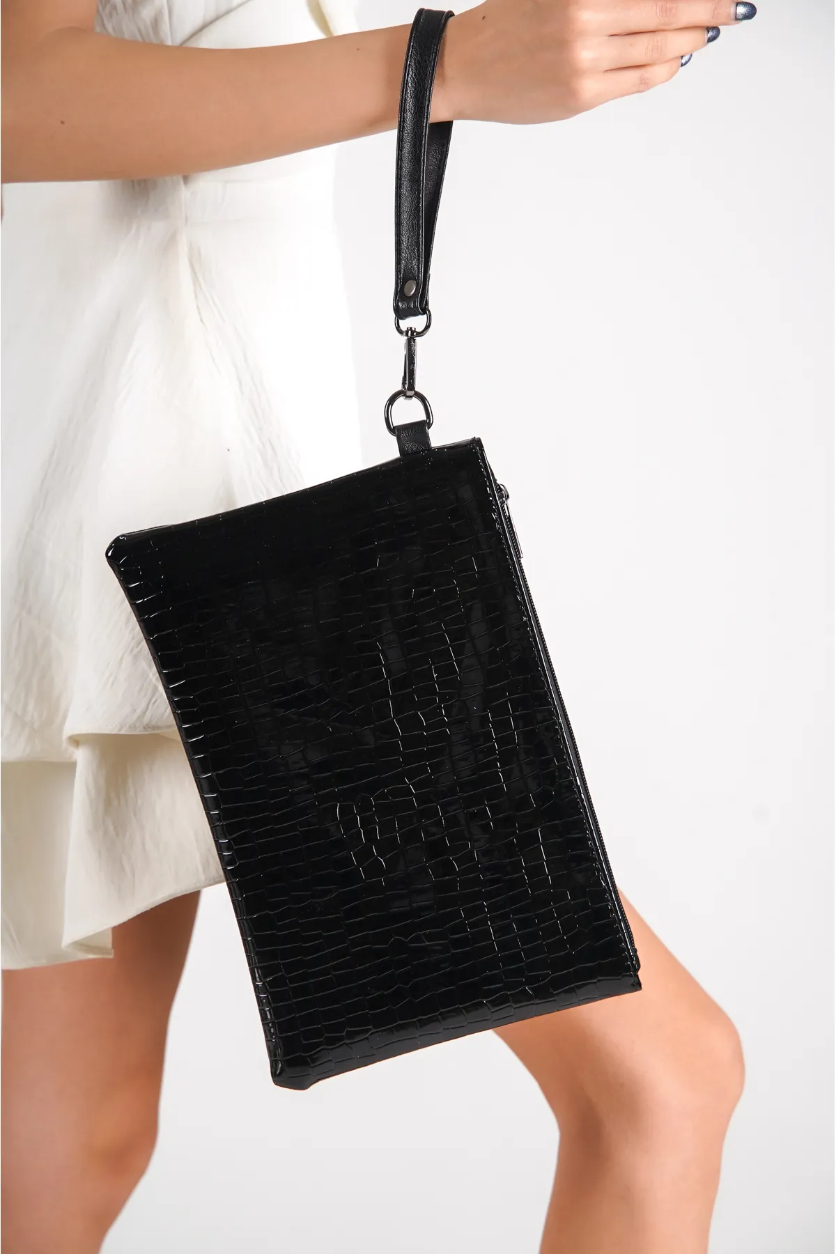 Capone Outfitters  Capone Damen-Clutch aus Lackleder mit Krokodilmuster, Paris, Schwarz