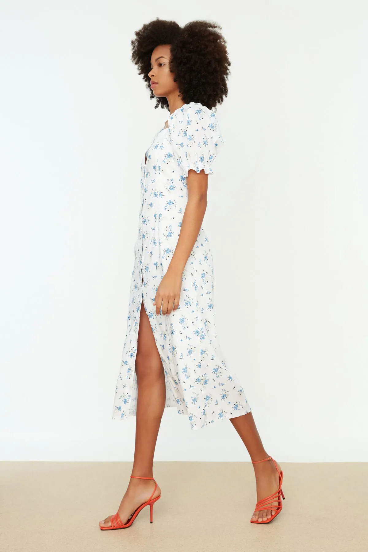 Trendyol Collection  Weißes gewebtes Midi-Hemdkleid mit Ballonärmeln und Blumenmuster TWOSS22EL1125
