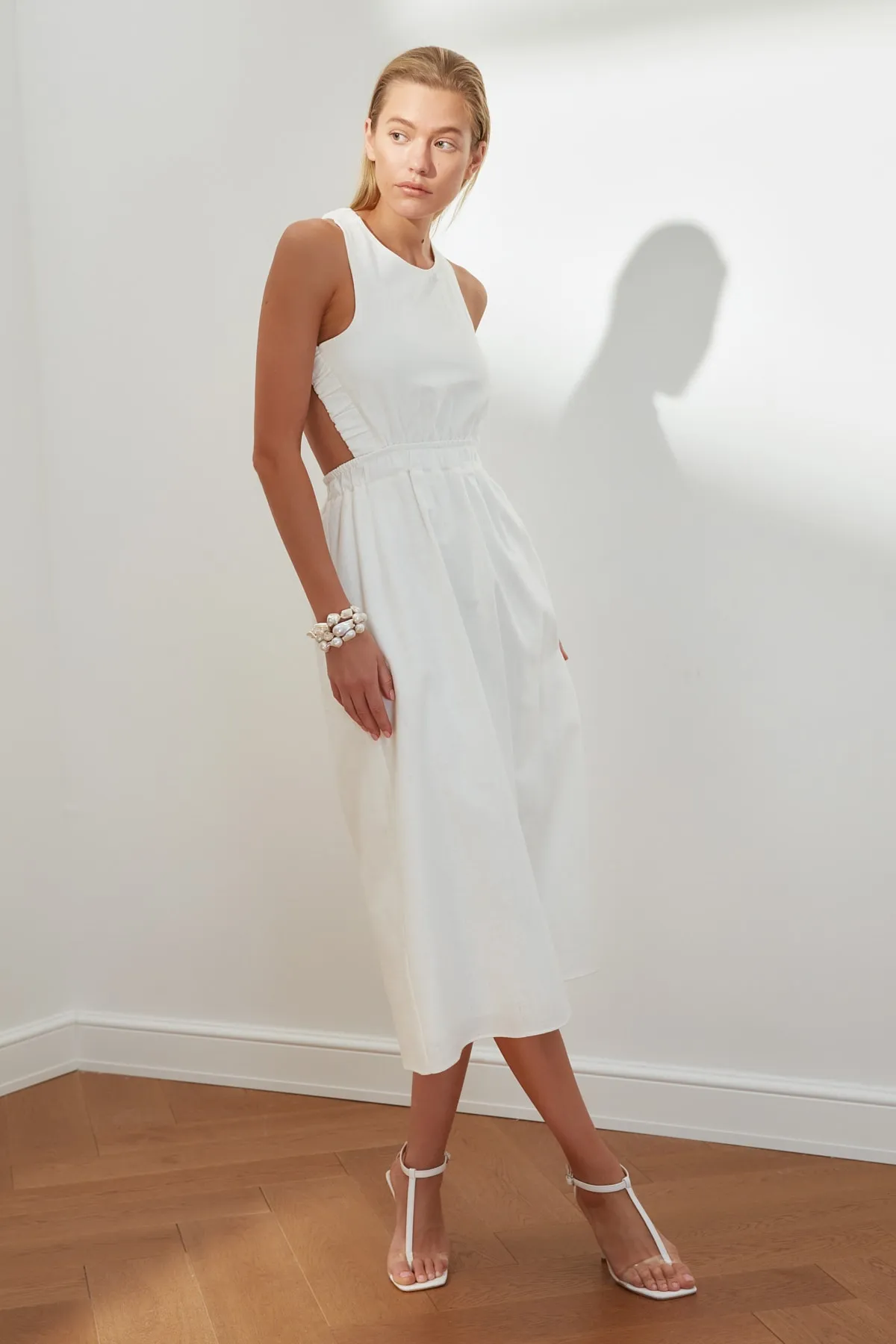 Trendyol Collection  Design Ecru-Taillen-Midi-Kleid, gewebt, gefütterter Rücken, detailliertes gewebtes Kleid TWOSS21EL3598
