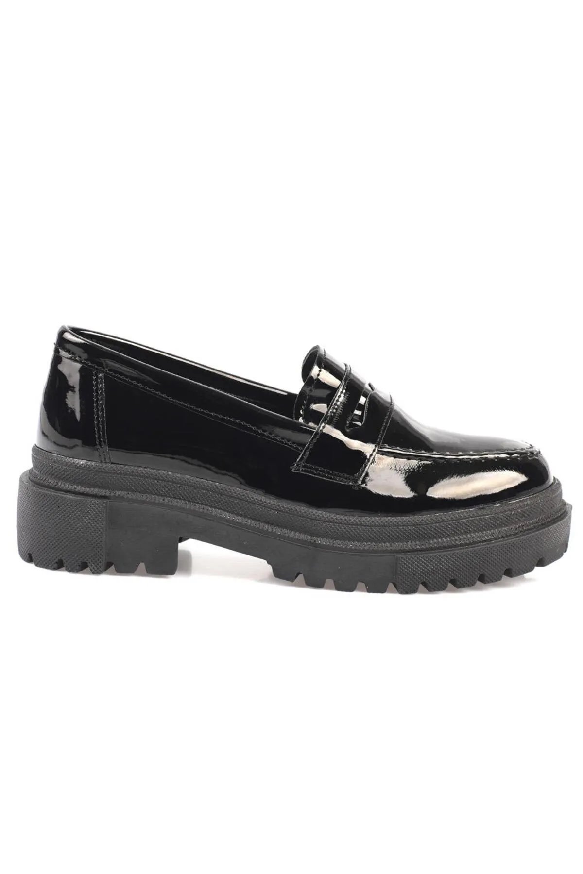 Capone Outfitters  Capone Damen-Loafer aus schwarzem Lackleder mit ovaler Zehenpartie und Trac-Sohle