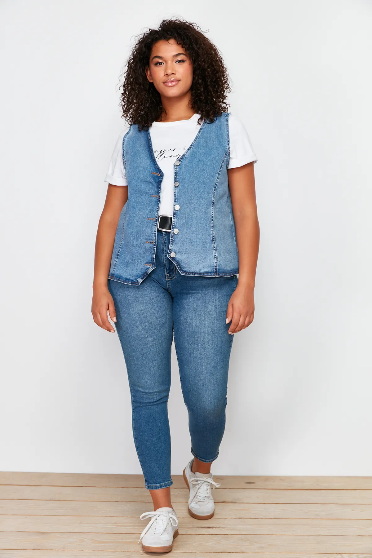 Trendyol Curve  Blaue Jeansweste TBSSS24BH00002
