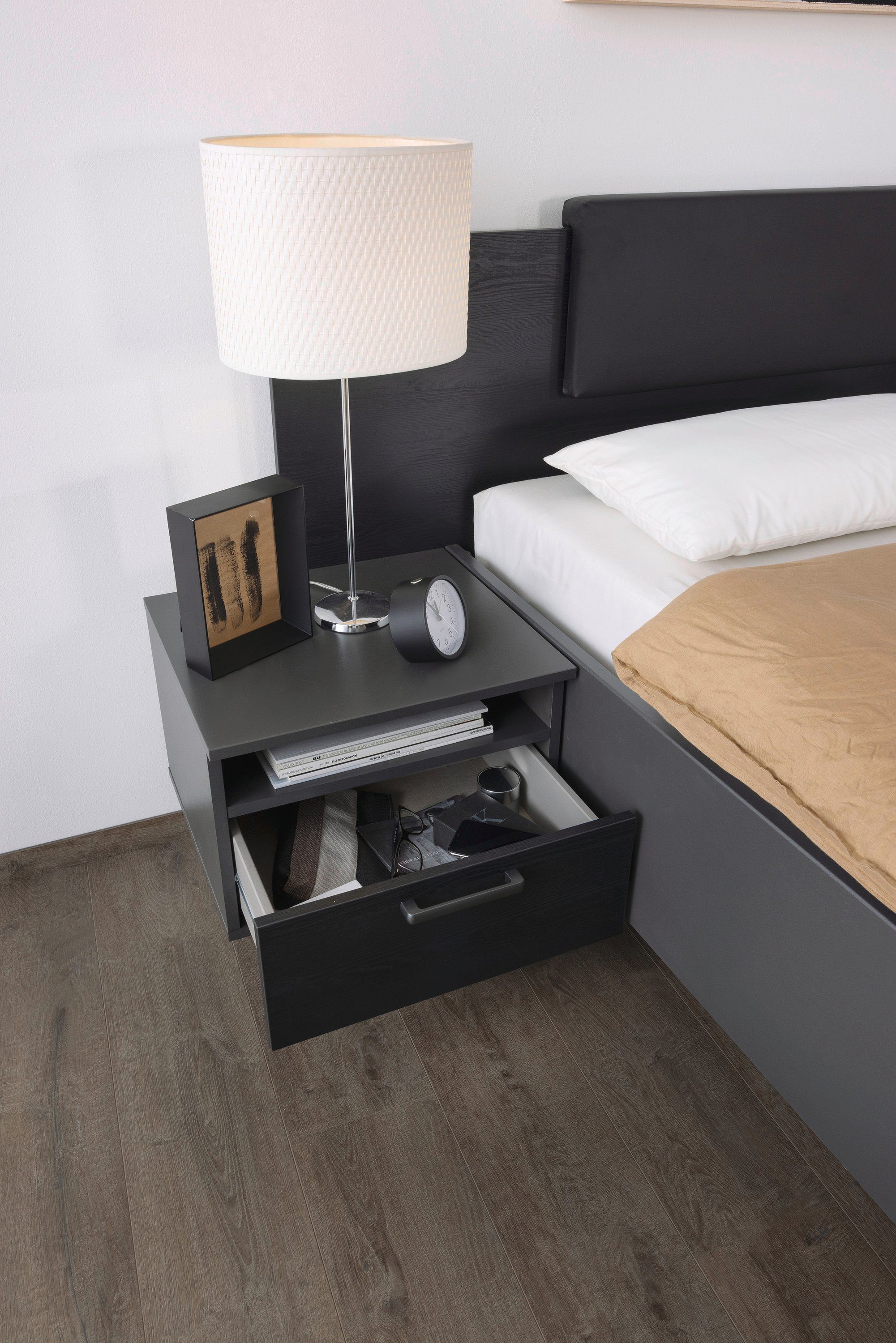 rauch Schlafzimmer-Set Miro, Drehtürenschrank in 2 Breiten, Bett in 2 Größen und 2 Hängenachttische