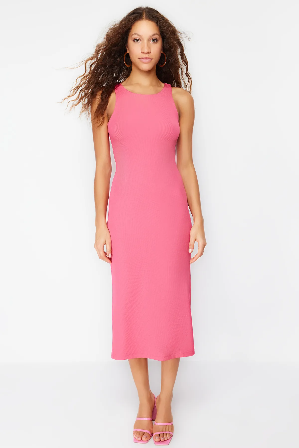 Trendyol Collection  Fuchsiafarbenes, figurbetontes Maxi-Bleistiftkleid aus flexiblem Strick mit Neckholderkragen TWOSS24EL00186