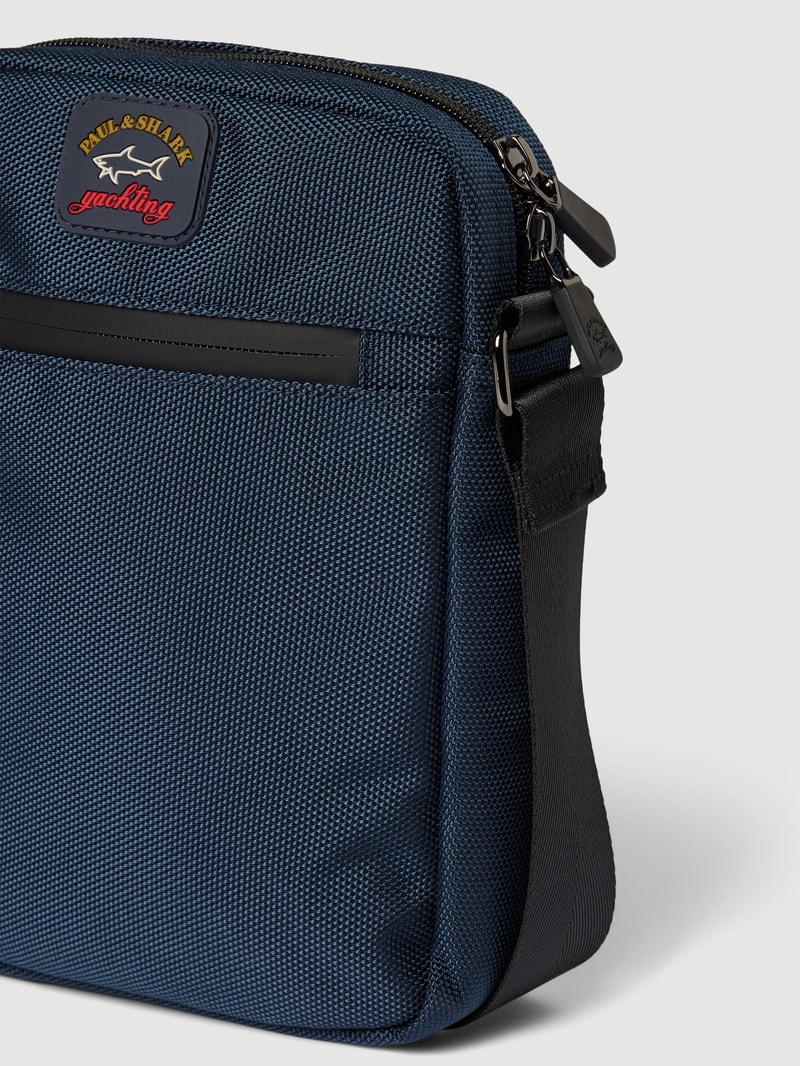 Umhängetasche mit Label-Patch in marineblau