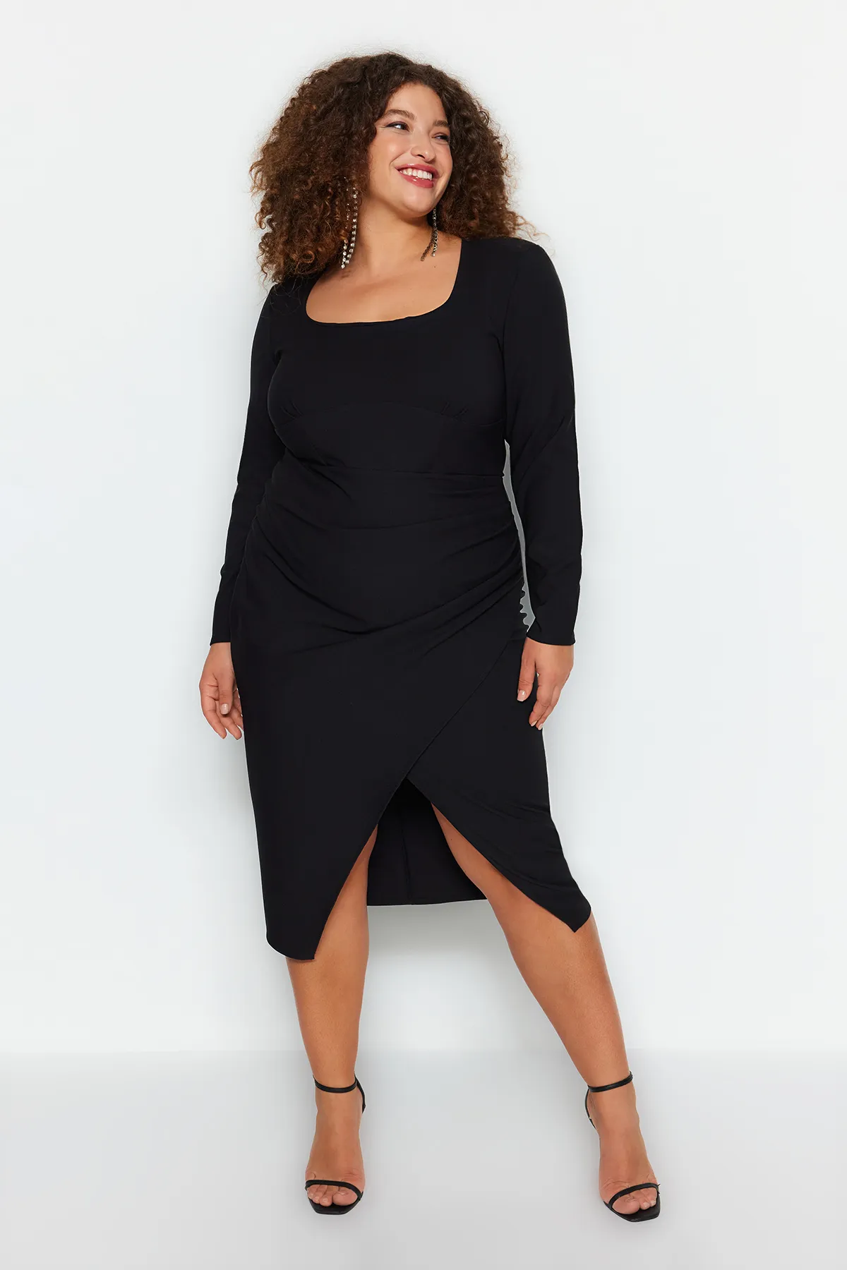 Trendyol Curve  Schwarzes tailliertes Midikleid aus Webstoff TBBAW24AH00080