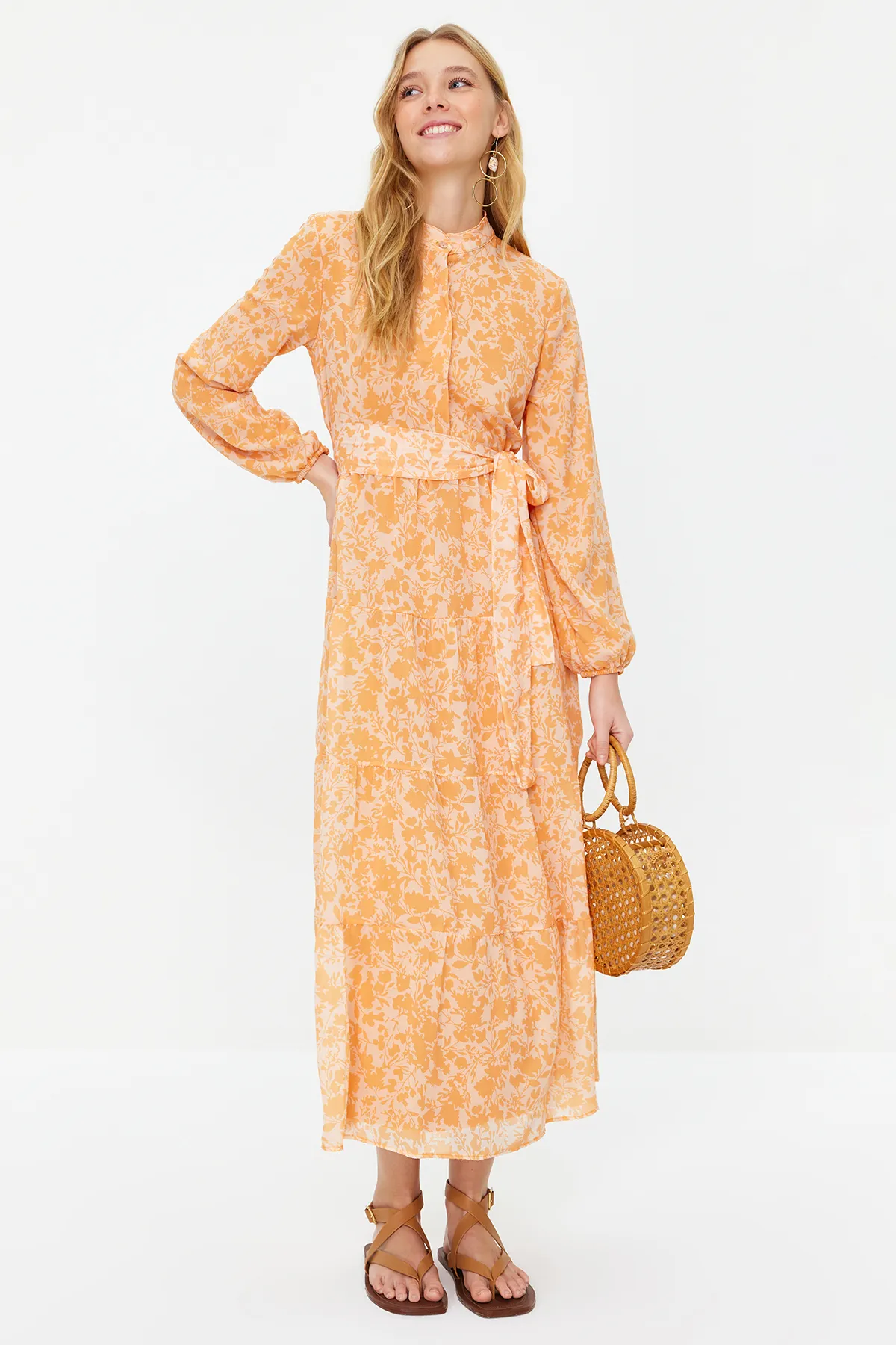 Trendyol Modest  Hellorange gemustertes Chiffon-Webkleid mit hohem Kragen und gefüttertem Gürtel TCTSS21EL3346