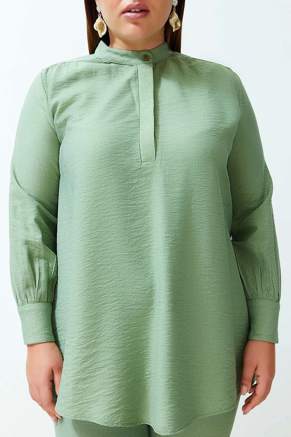 Trendyol Modest  Grüner, halb verdeckter Knopfleiste an den Schultern und detaillierte Tunika-Hose aus Webstoff TCTSS22US0098