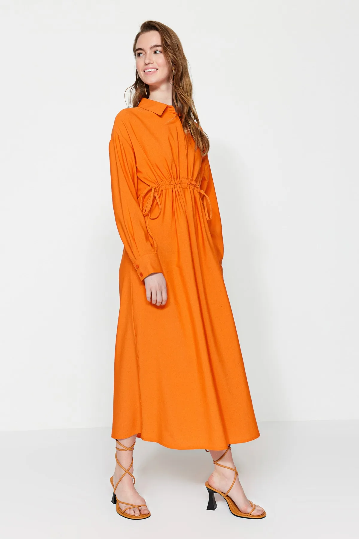 Trendyol Modest  Orangefarbenes Kleid aus Leinenmischung mit halber Knopfleiste und Raffung TCTSS23EB00274