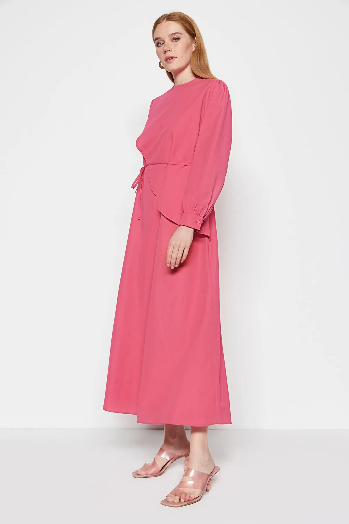 Trendyol Modest  Fuchsiafarbenes, gewebtes Baumwollkleid mit Gürtel vorne TCTSS23EB00360