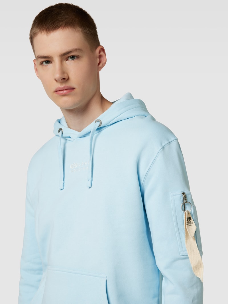 Hoodie mit Känguru-Tasche in hellblau