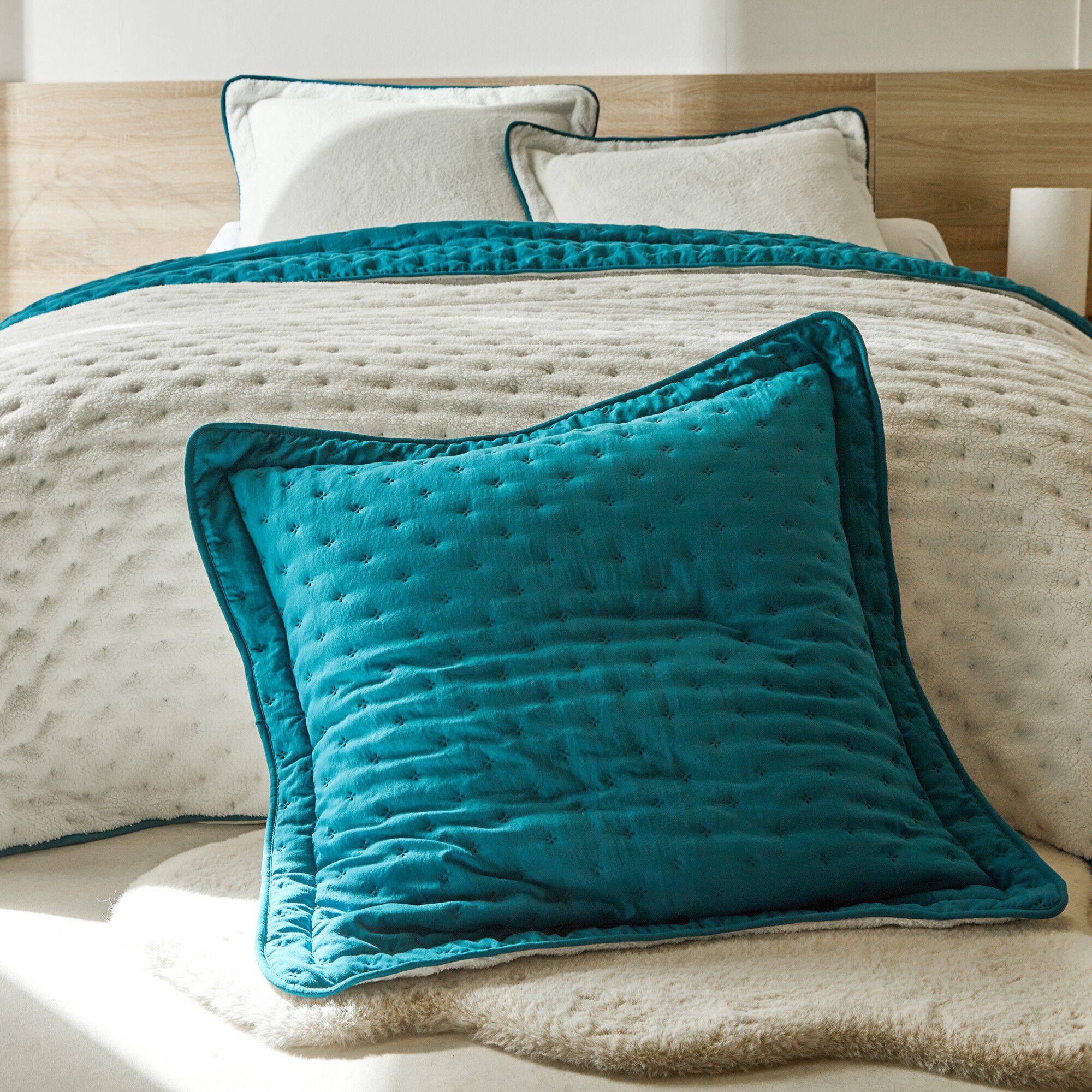 Couvre-lit réversible microfibre matelassée/sherpa