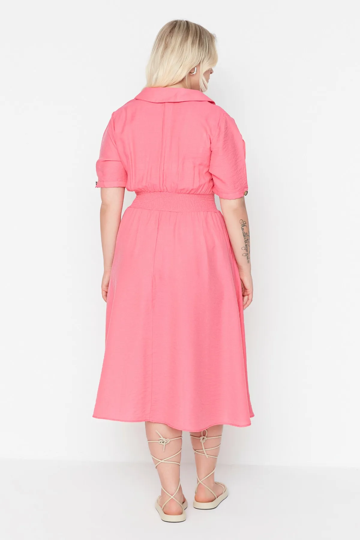 Trendyol Curve  Rosa gewebtes Kleid mit Zierstreifen und Knopfdetails TBBSS22EL1563