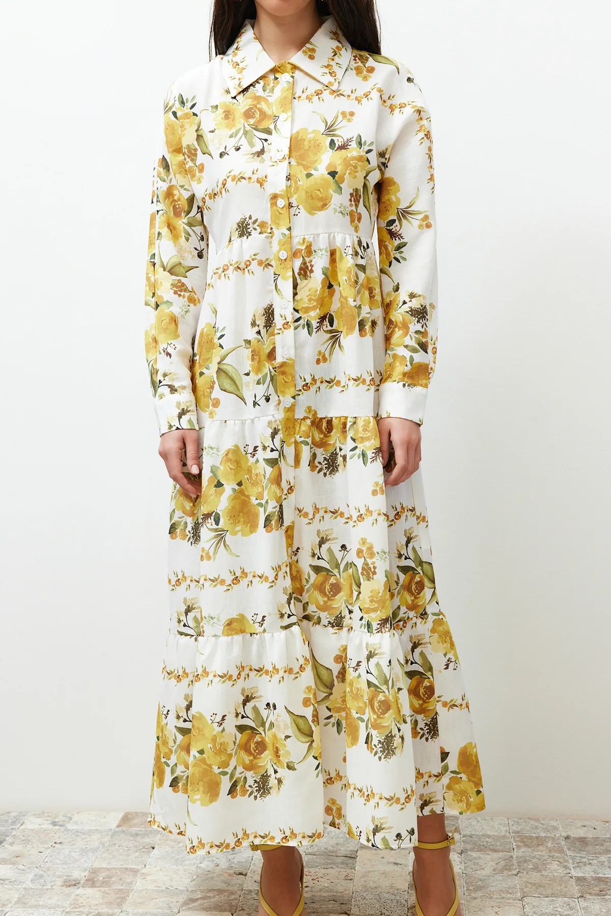Trendyol Modest  Gelbes, mit Blumenmuster gewebtes Hemdkleid in Leinenoptik TCTSS24EB00104
