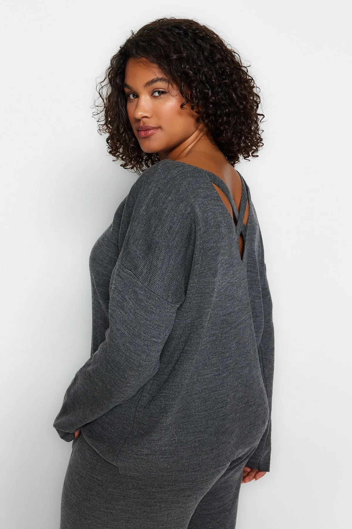 Trendyol Curve  Anthrazitfarbener Strickpullover mit Kreuzband-Detail auf der Rückseite