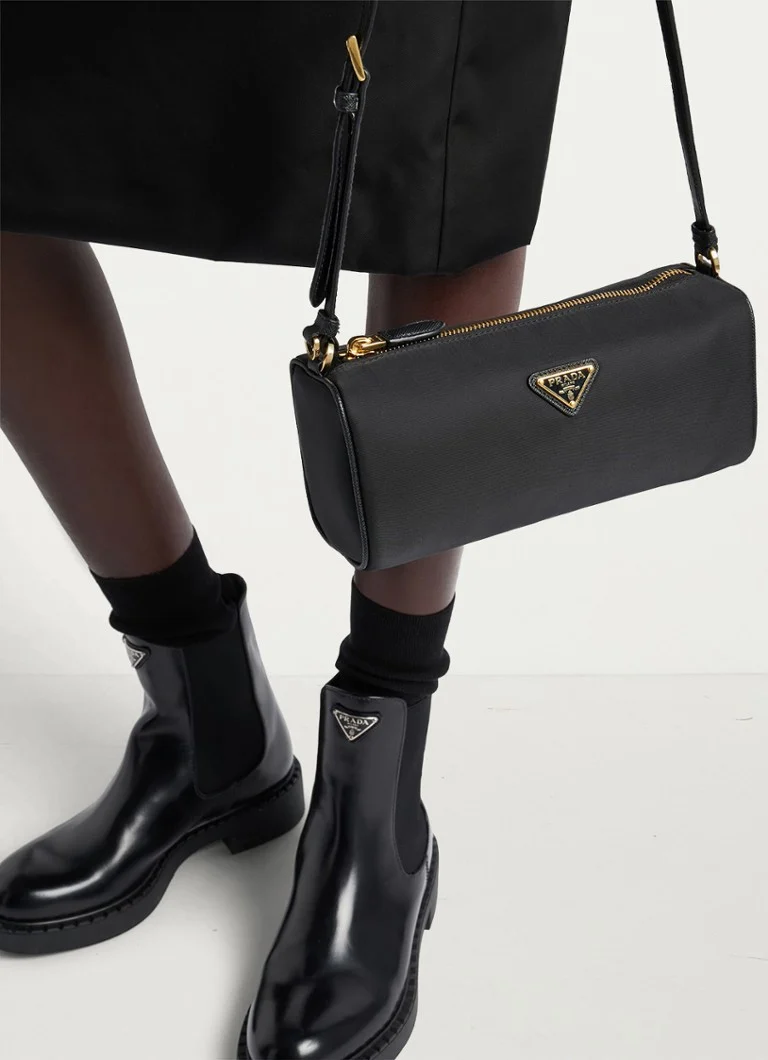 Prada Re-Nylon -olkalaukku nahkayksityiskohdilla