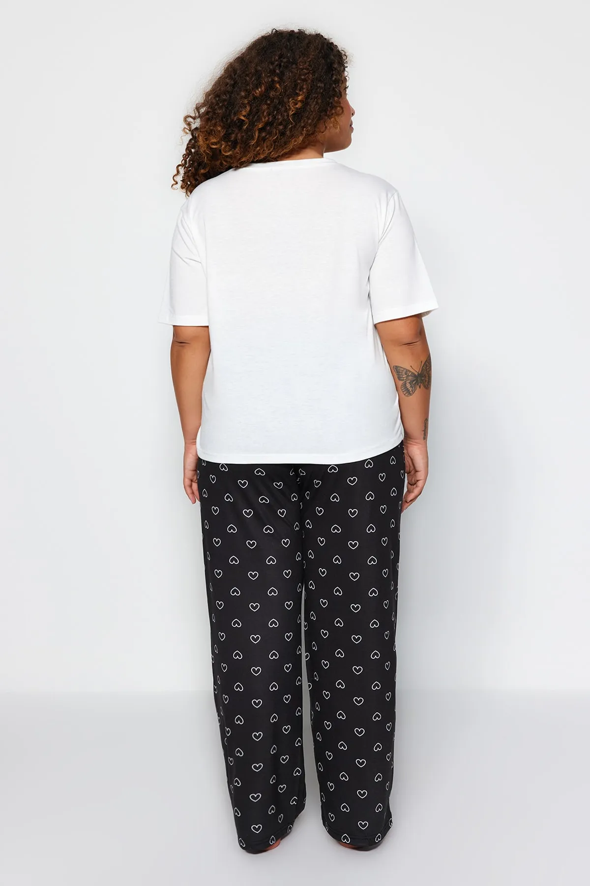 Trendyol Curve  Weißes gestricktes Pyjama-Set mit Herzmuster TBBAW24AI00012