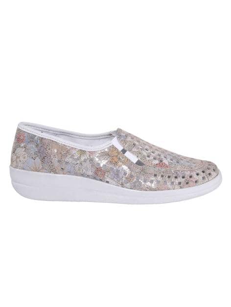 Slipper mit sommerlich luftigen Durchbrüchen