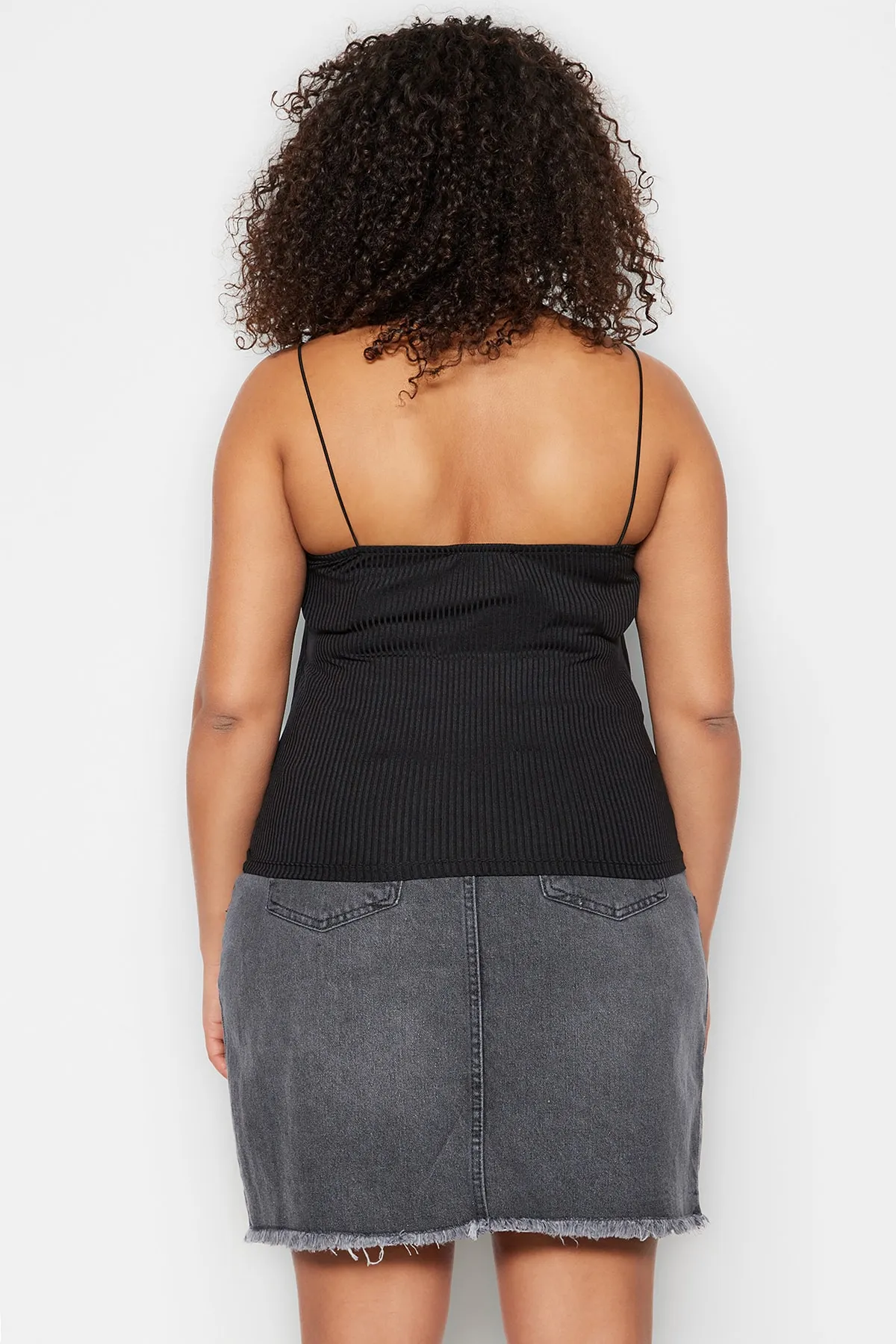 Trendyol Curve  Schwarze Crop-Strickbluse mit Riemchenmuster TBSSS23AF00013