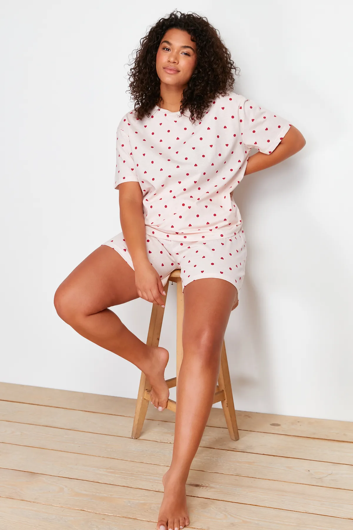 Trendyol Curve  Hellrosa Pyjama-Set aus Strick mit Herzmuster TBBSS24AI00025