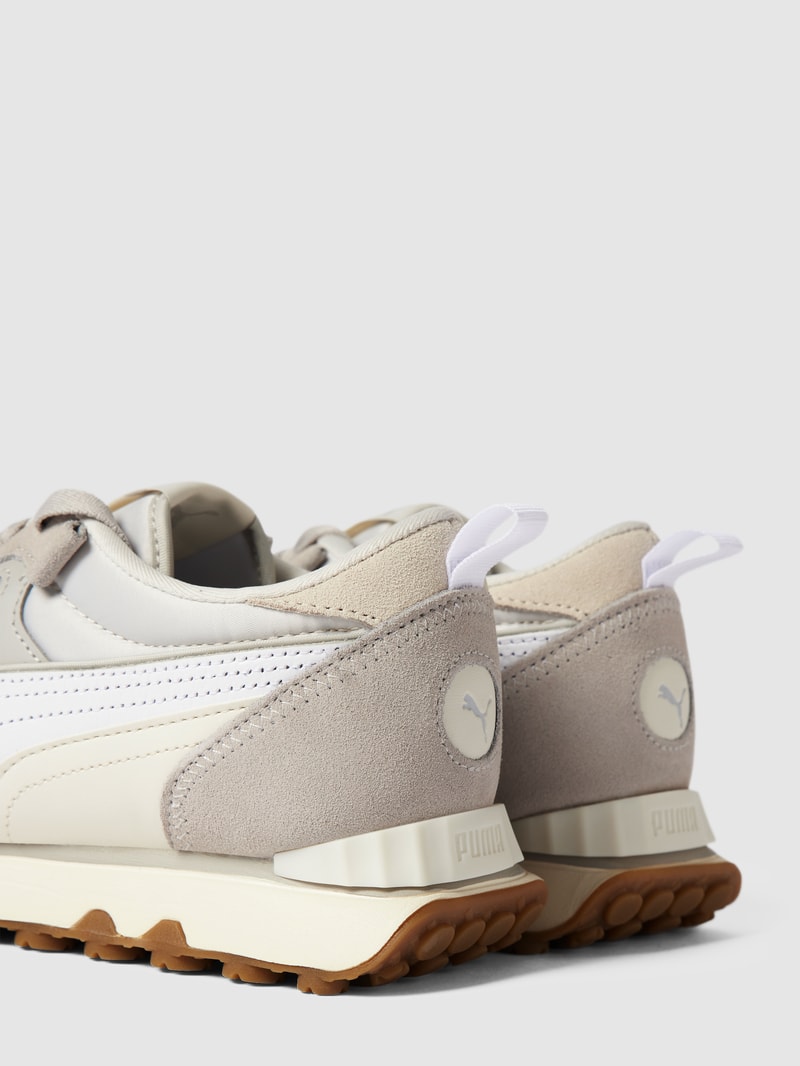 Sneaker mit Label-Details in hellgrau