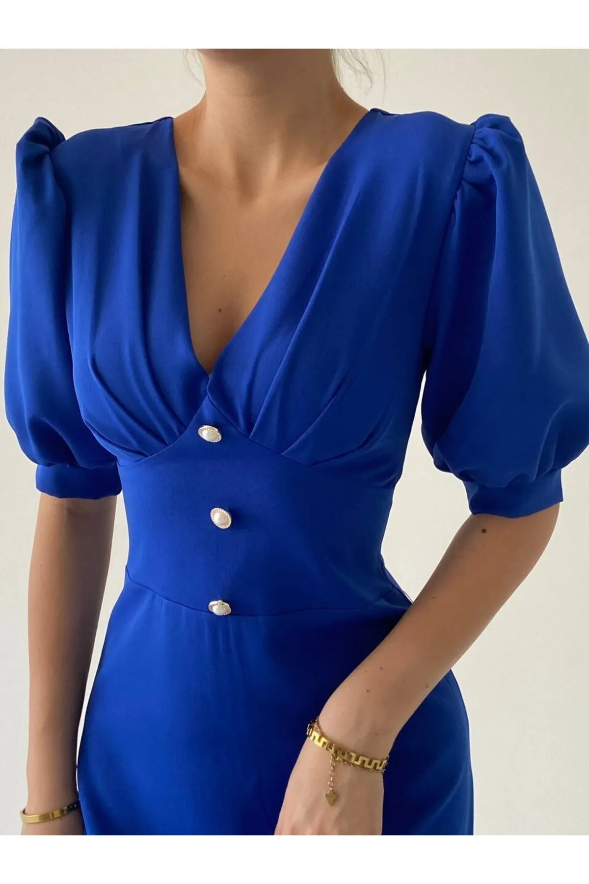 SONREİR  KLEID IN MIDI-LÄNGE MIT BALLONÄRMELN, KNOPFDETAILS VORNE