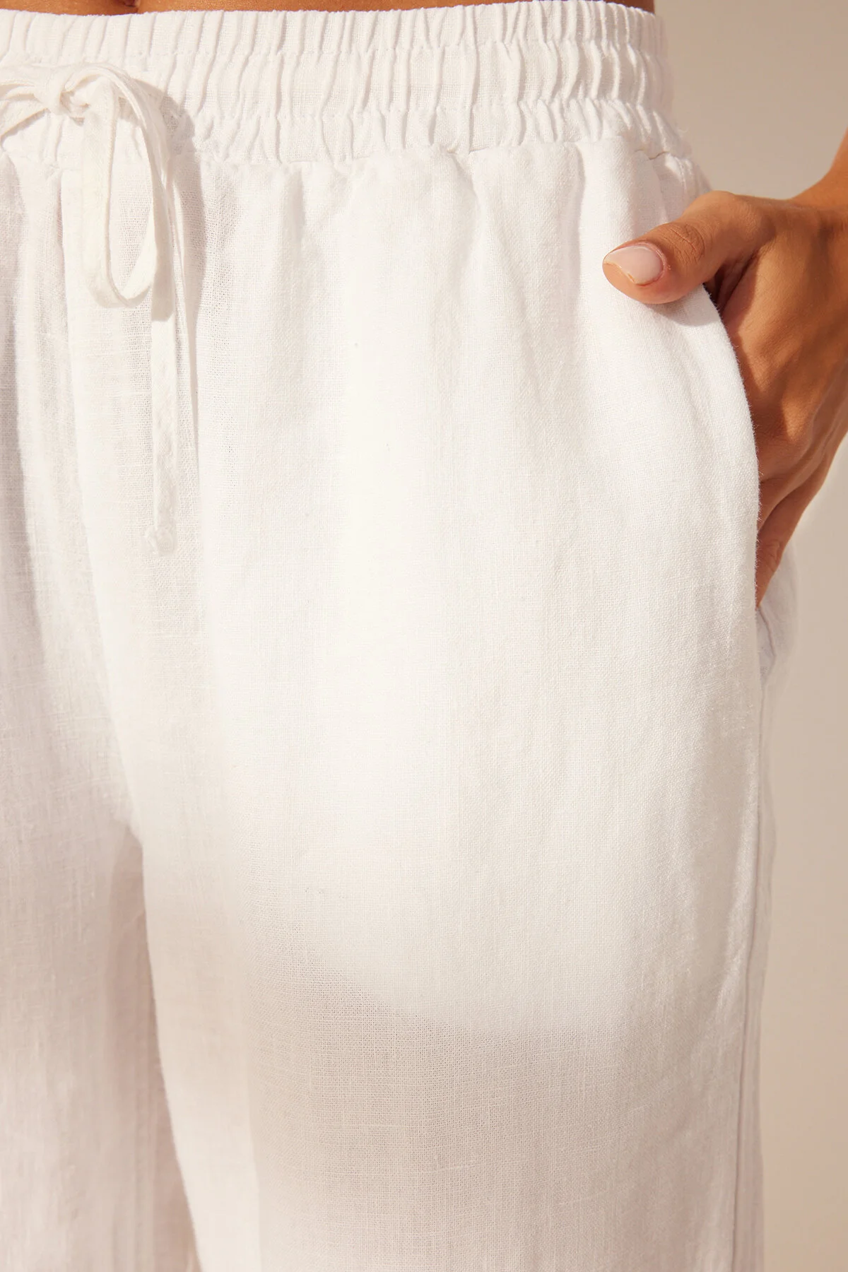 Trendyol Collection  Weiße Hose mit weitem Bein und hoher Taille aus 100 % Leinen mit elastischem Bund TWOSS24JE00249