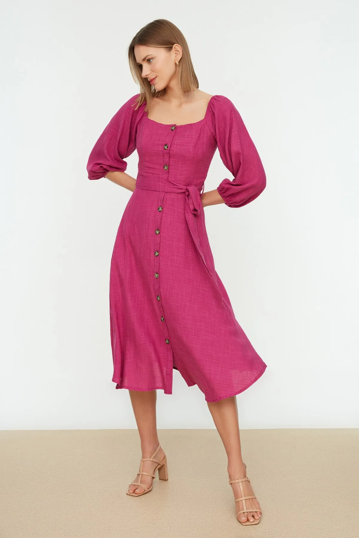 Trendyol Collection  Pflaumenfarbenes, gewebtes Midikleid in Leinenoptik mit Gürtel und geknöpftem quadratischem Kragen TWOSS19IE0009