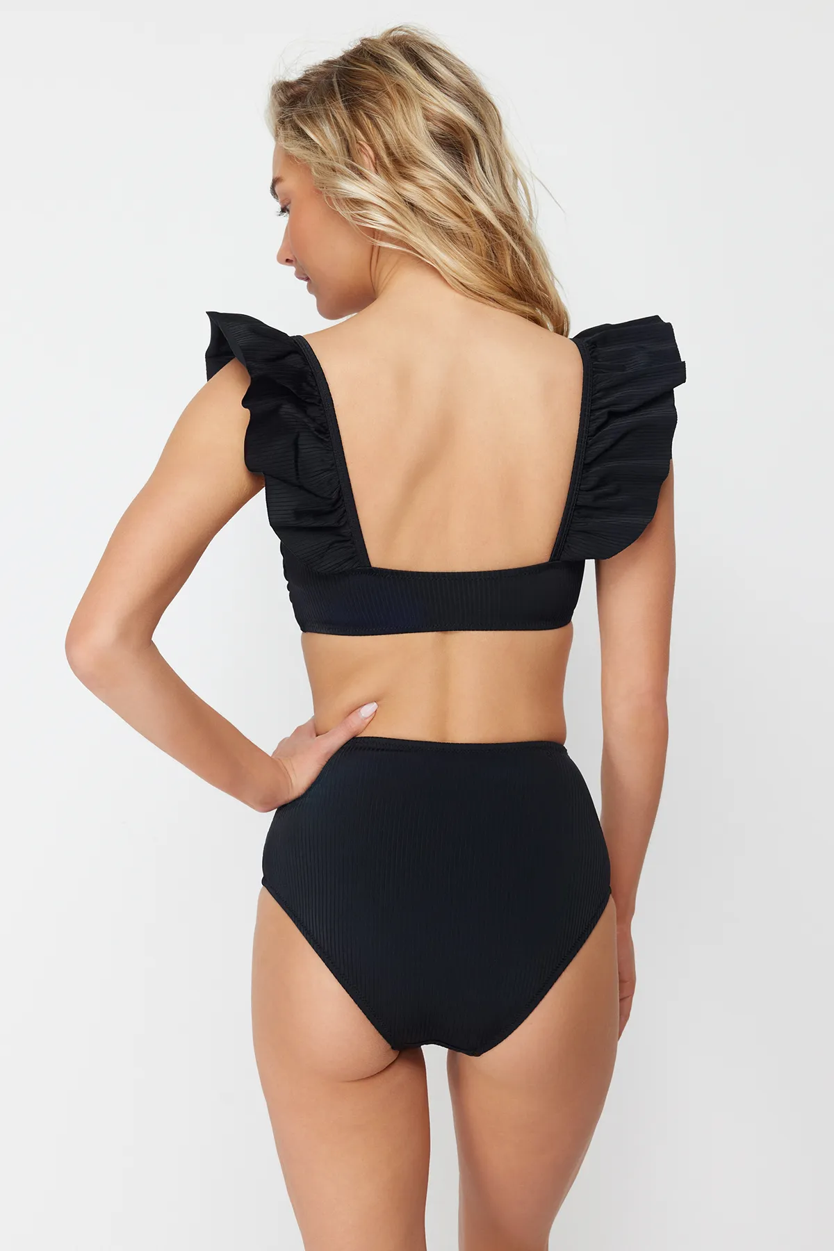 Trendyol Collection  Schwarzes Bralet-Rüschen-strukturiertes Hipster-Bikini-Set mit hoher Taille TBESS22BT0049