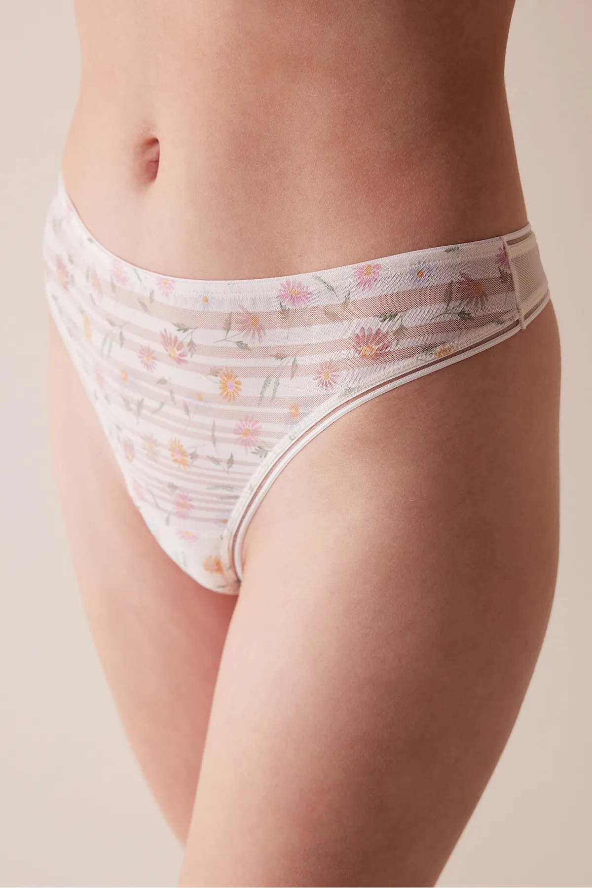Penti  Tanga-Höschen mit Blumenmuster in Ecru