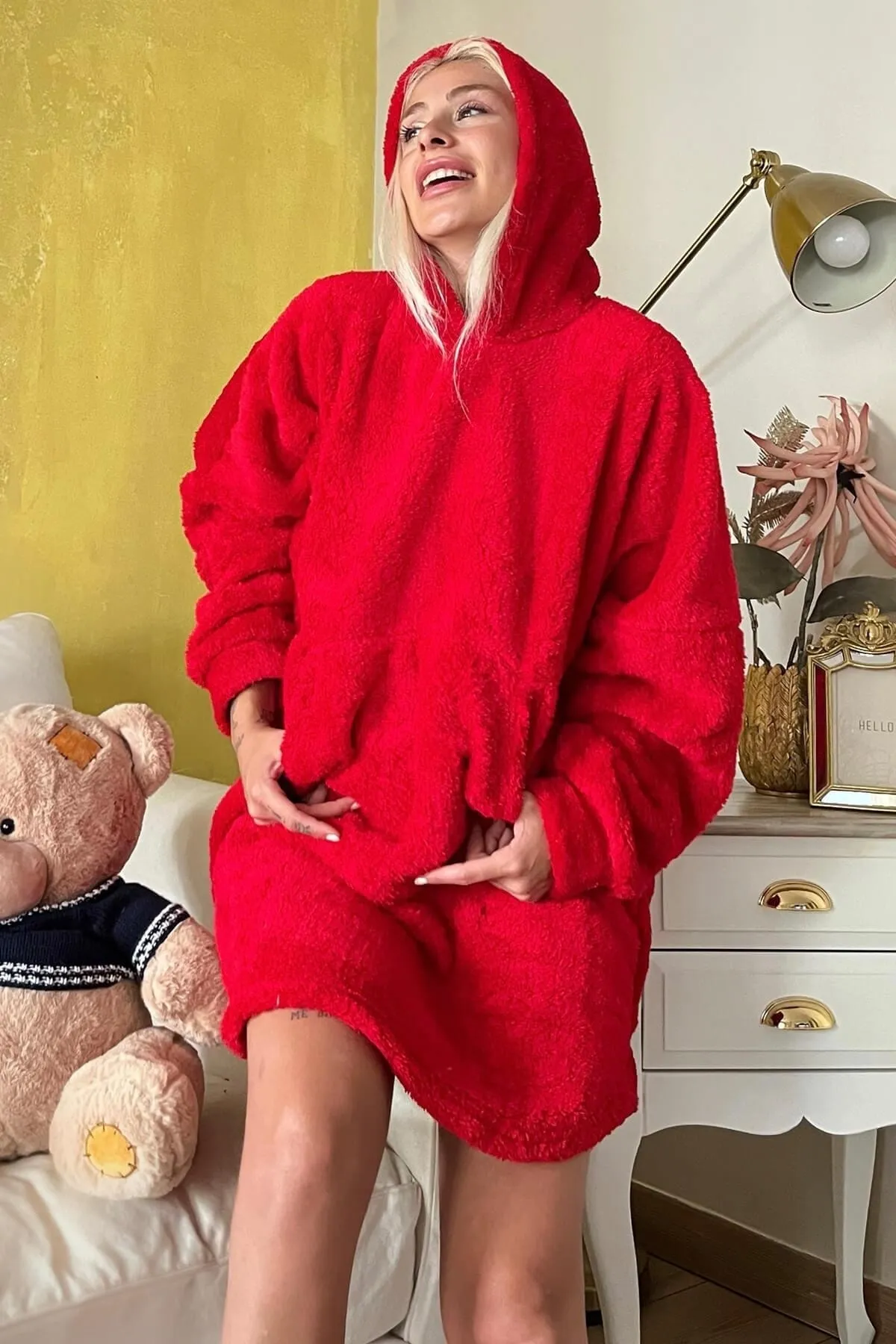 Pijamaevi  Roter, übergroßer Sweat-Poncho-Pyjama aus Vollplüsch mit Kapuze