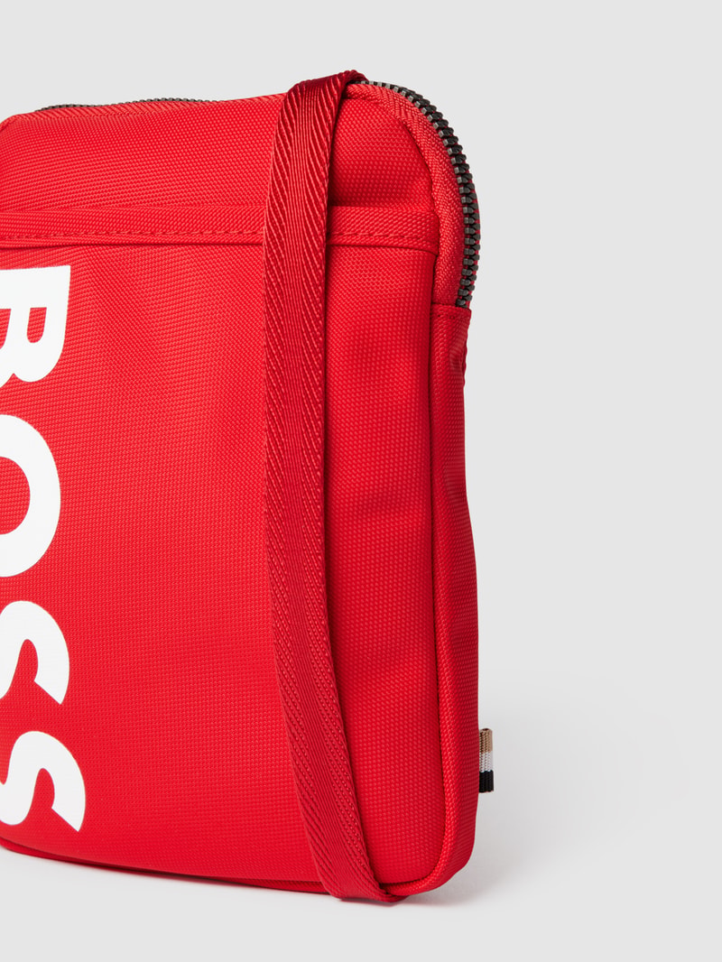 Umhängetasche mit Label-Print Modell 'CATCH' in rot