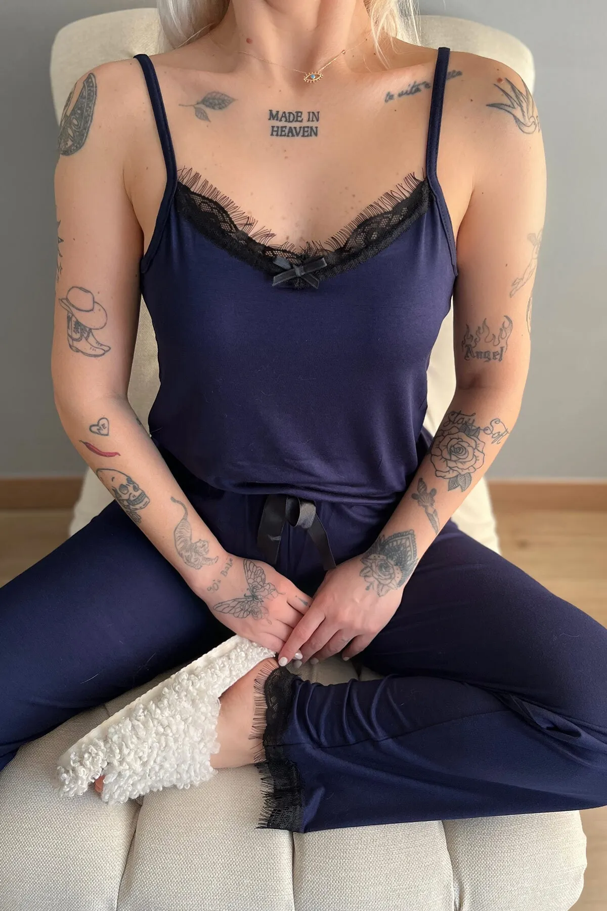 Pijamaevi  Damen-Pyjama-Set aus Marineblau mit Spitze und Seilriemen