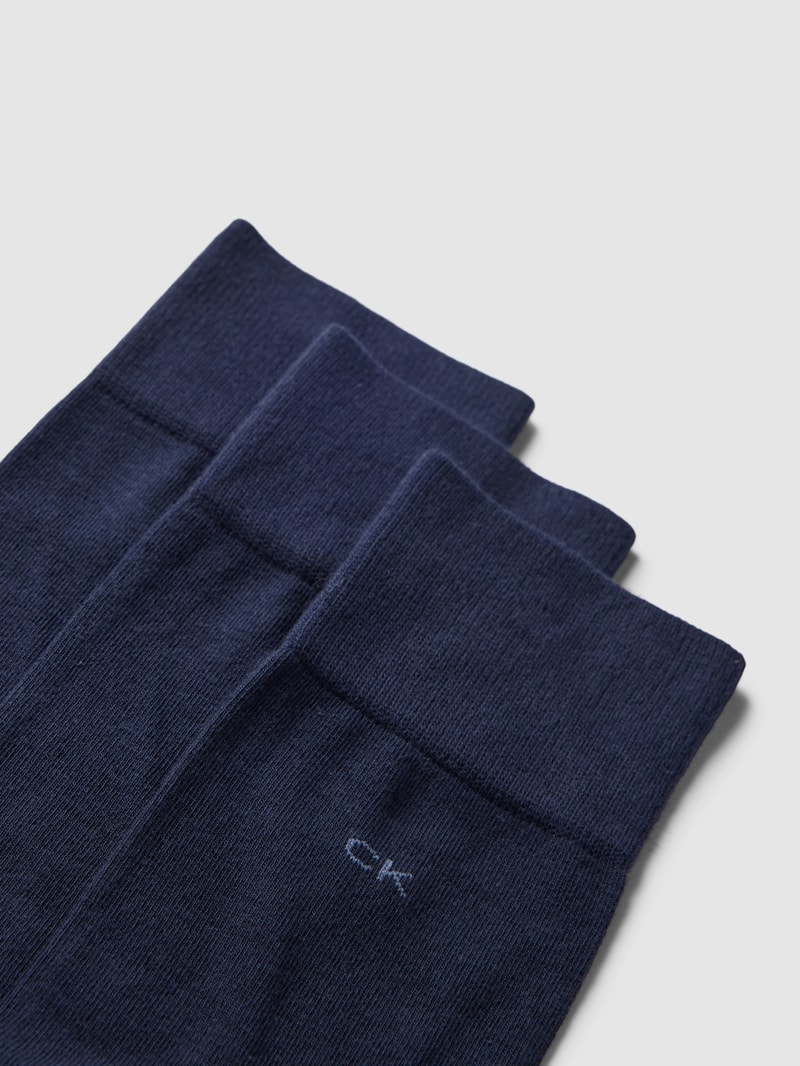 Socken in unifarbenem Design mit Label-Detail in marineblau