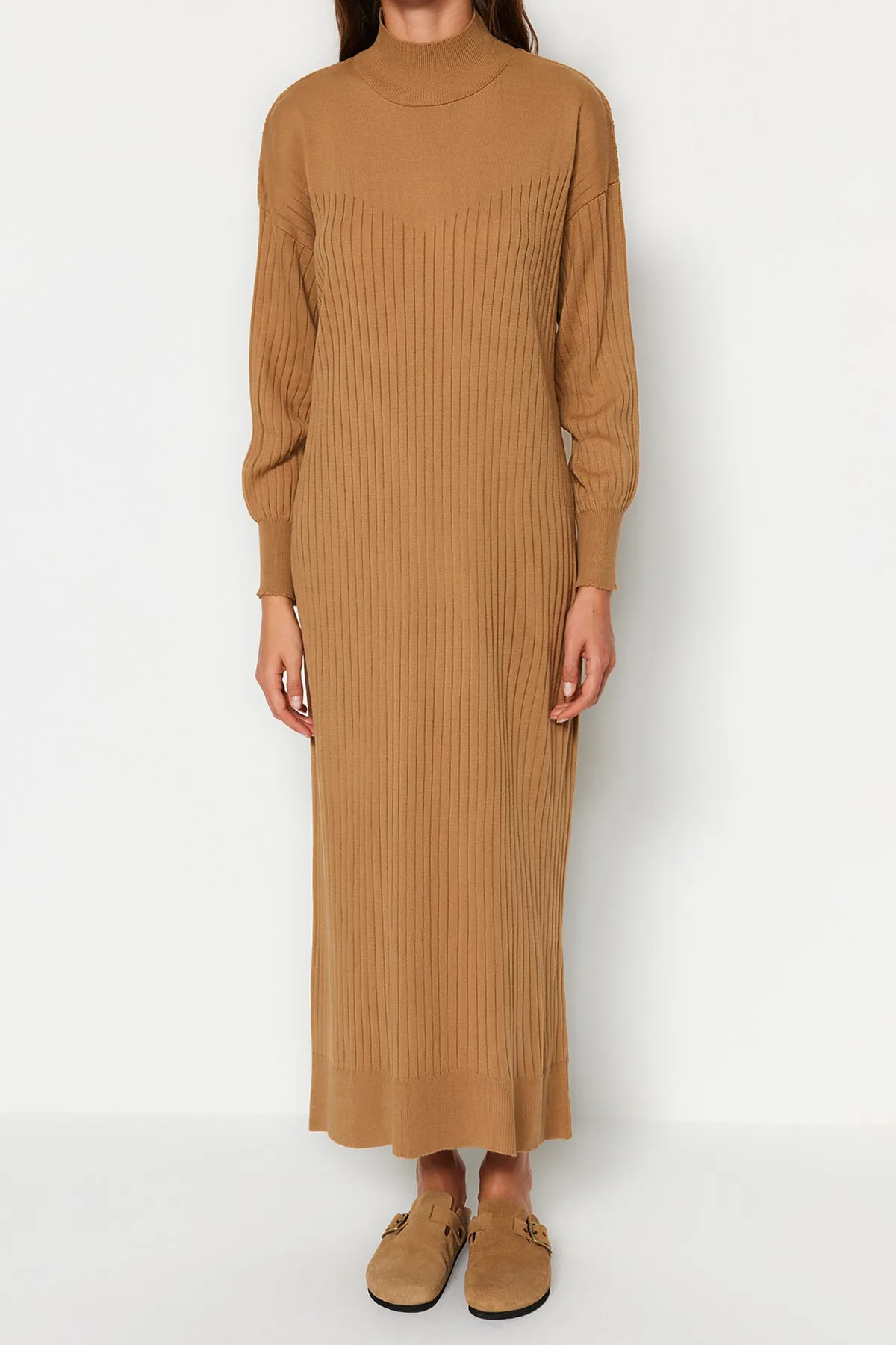 Trendyol Modest  Kamelfarbenes Strickkleid mit Stehkragen TCTAW24EB00015