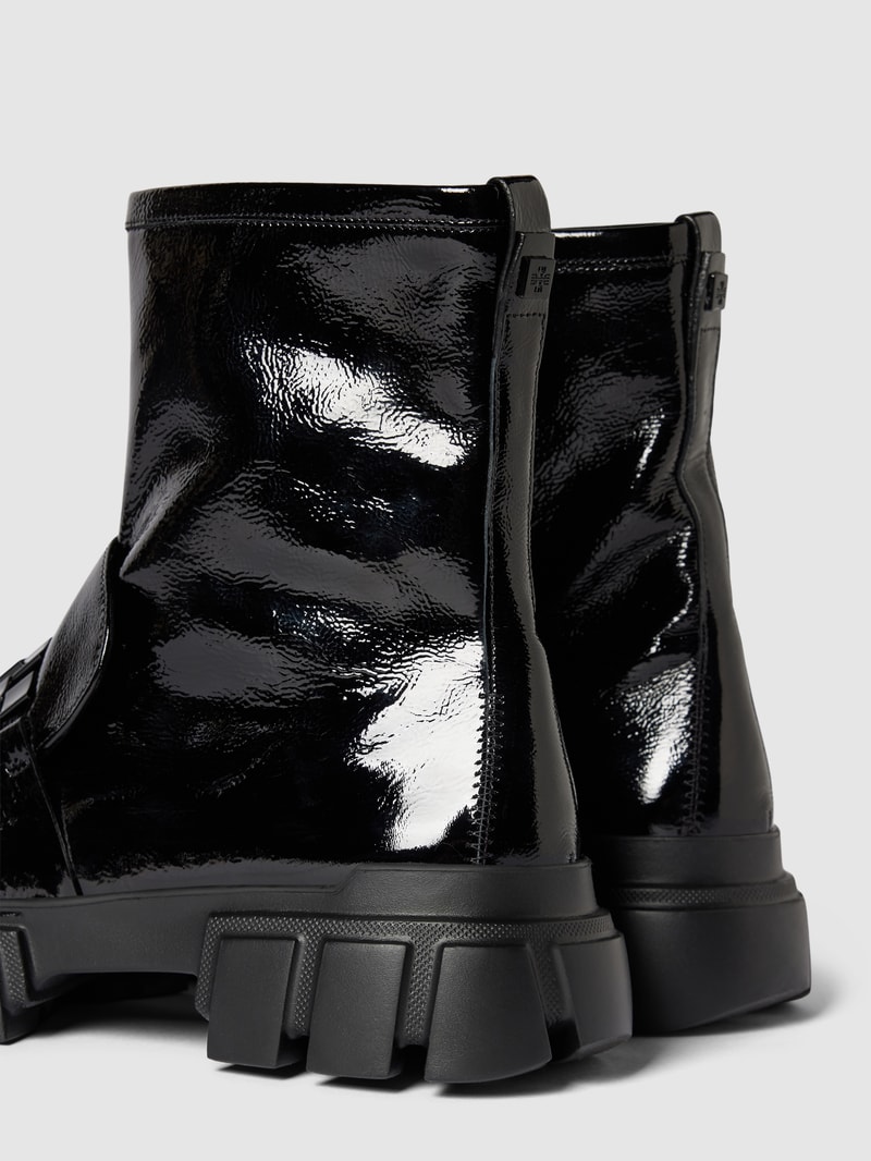Stiefel mit strukturierter Sohle in schwarz