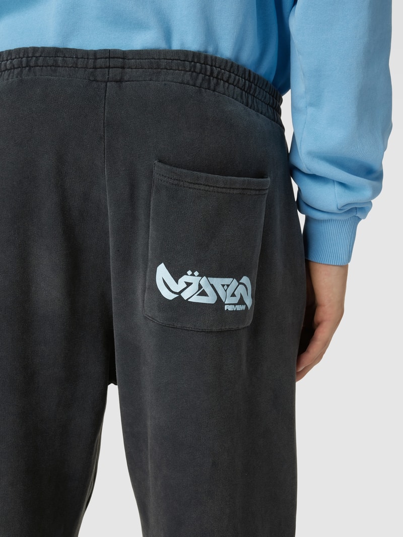Sweatpants mit Label-Print Modell 'GOTHIC' - REVIEW x MATW in dunkelgrau