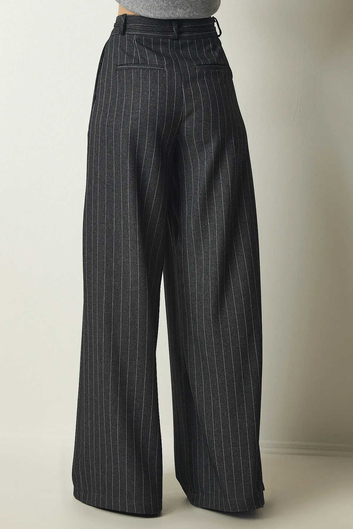Happiness İstanbul  Dunkelgraue, schlanke, gestreifte, lockere Palazzo-Hose für Damen FN03147