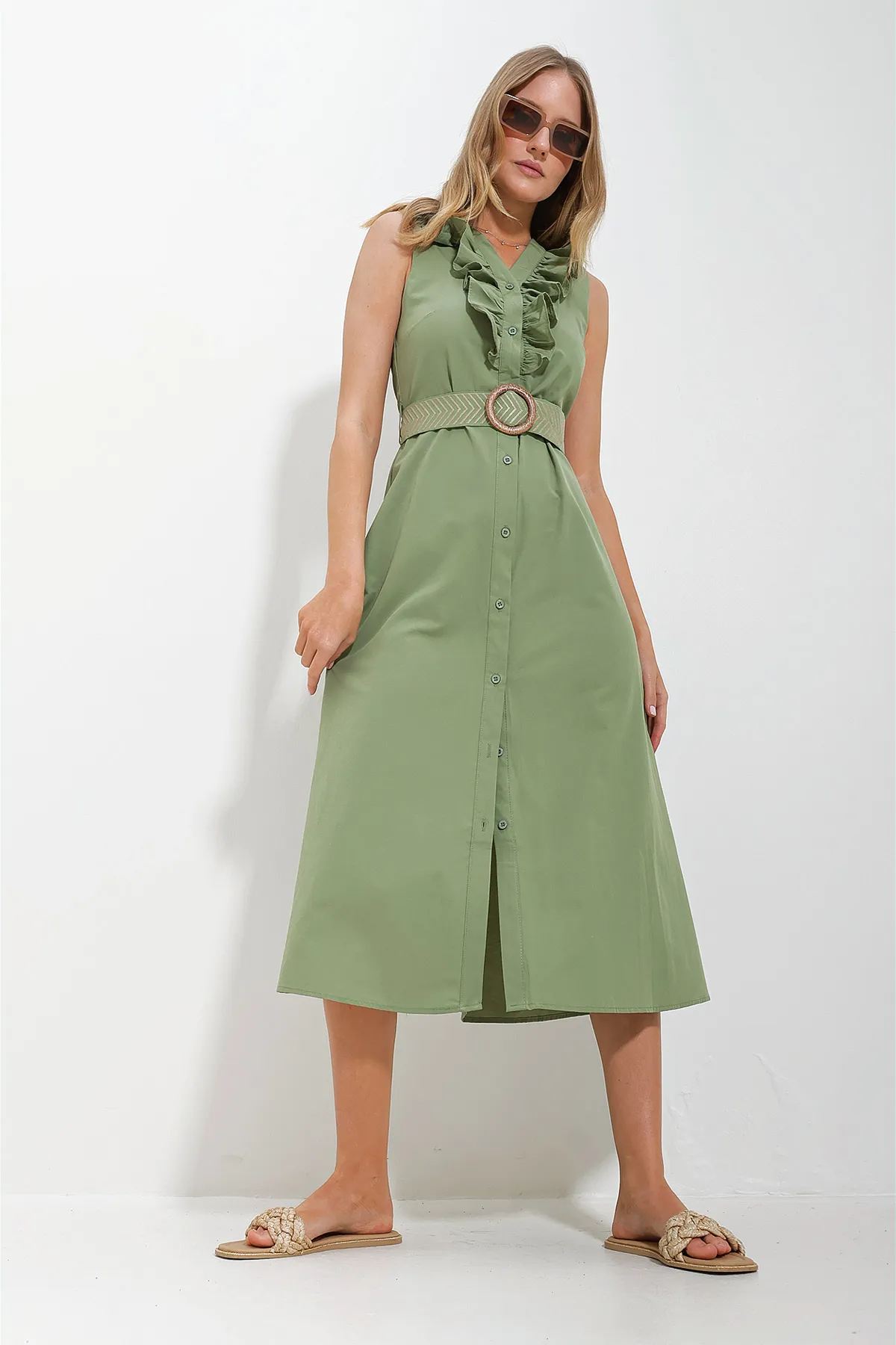 Trend Alaçatı Stili  Damenkleid aus Popeline in Khaki mit Rüschengürtel vorne und gewebtem Kleid ALC-X11609