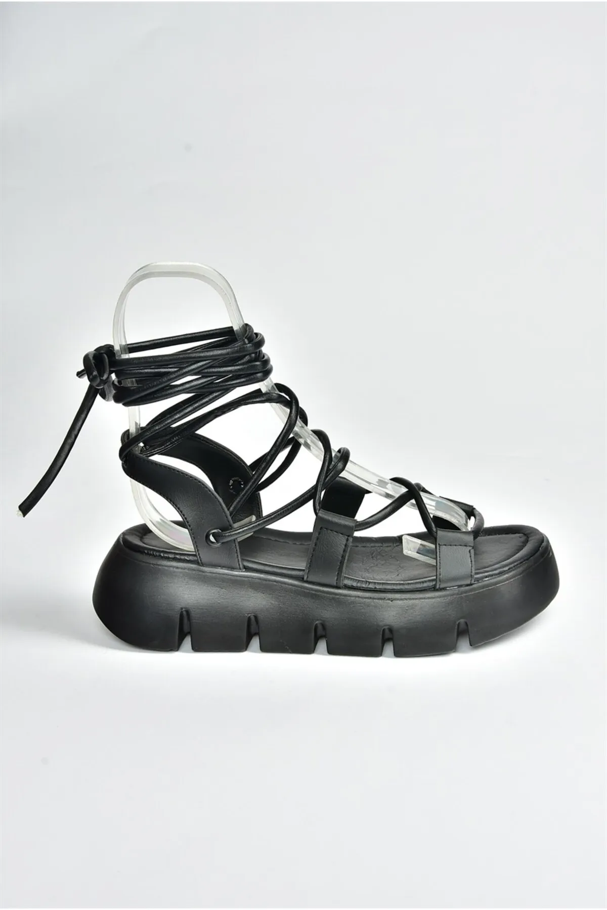 Fox Shoes  Schwarze Damen-Sandalen mit Knöchelriemen und dicker Sohle M267083009