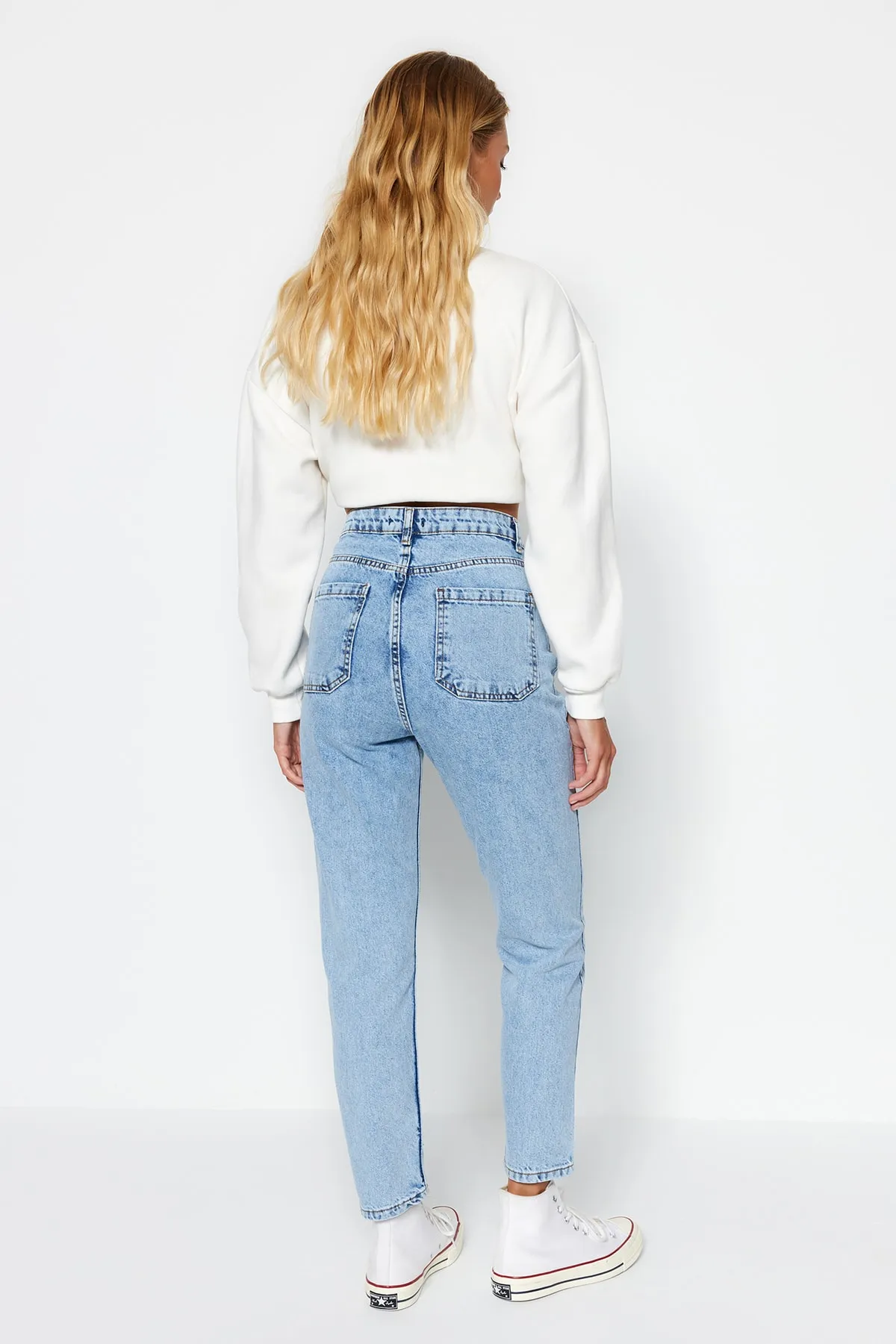 Trendyol Collection  Blaue bestickte Mom-Jeans mit hoher Taille TWOSS21JE0591