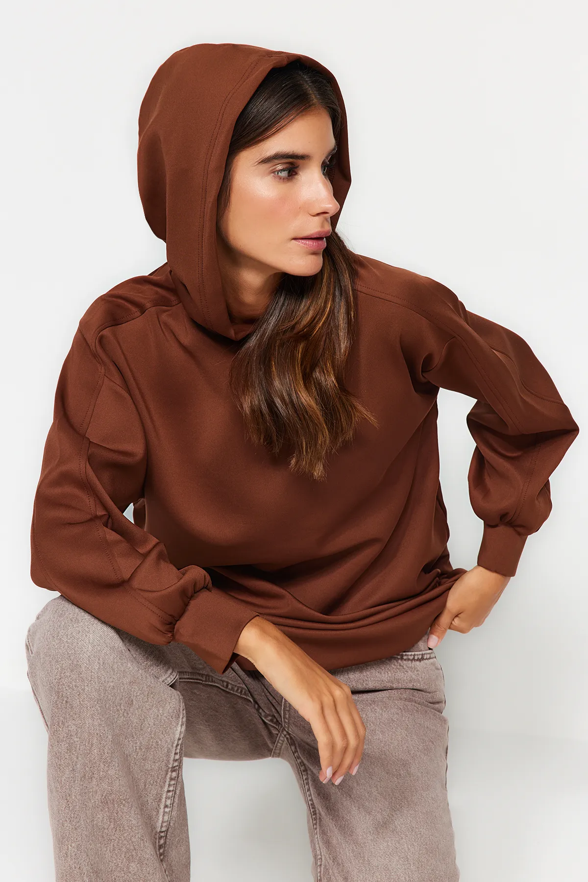Trendyol Modest  Braunes, weit geschnittenes, übergroßes Sweatshirt aus Scuba-Strick mit Kapuze und Taschen TCTAW22TW0151