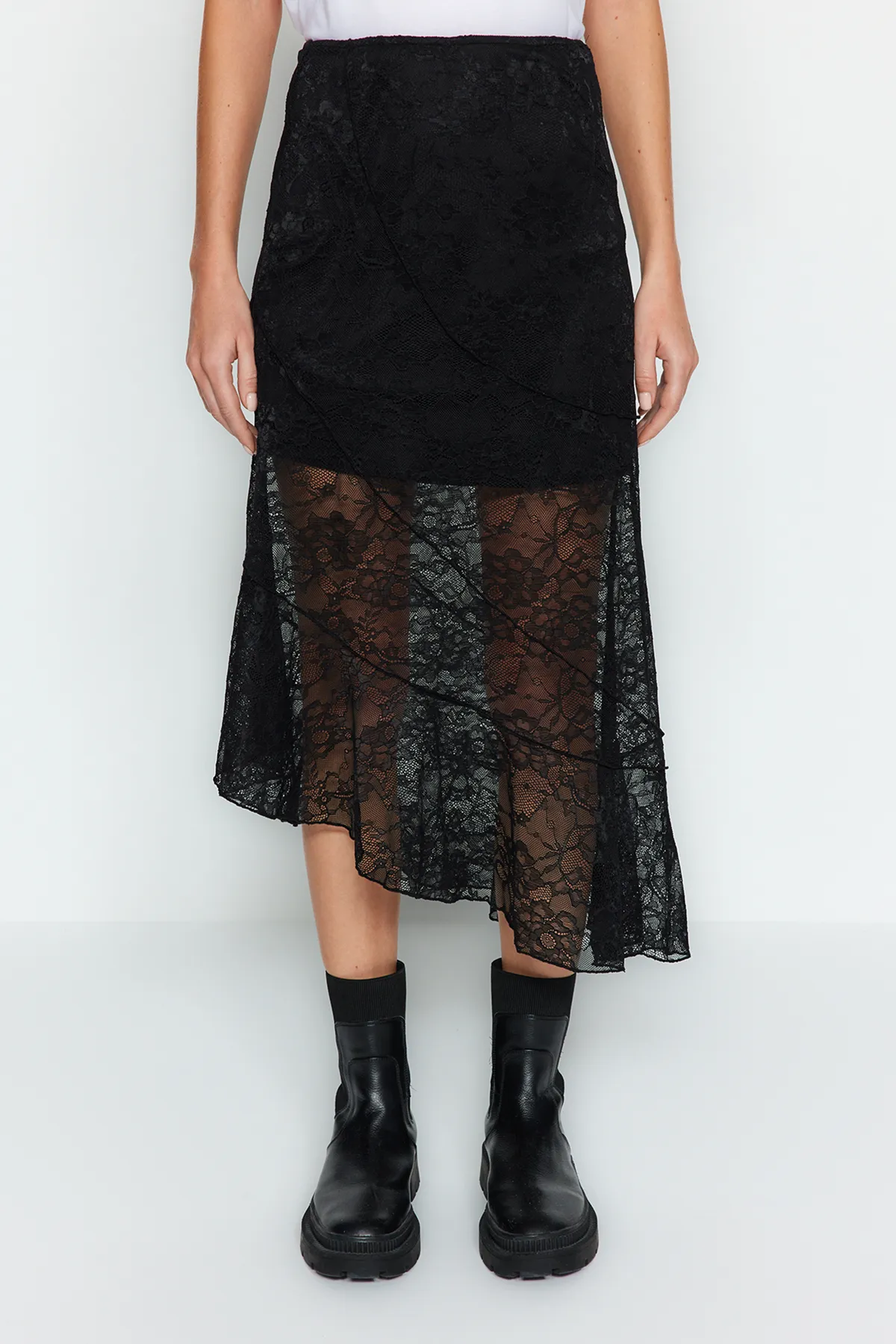 Trendyol Collection  Schwarzer asymmetrischer Midirock aus gefütterter Spitze mit Strickmuster TWOAW24ET00331