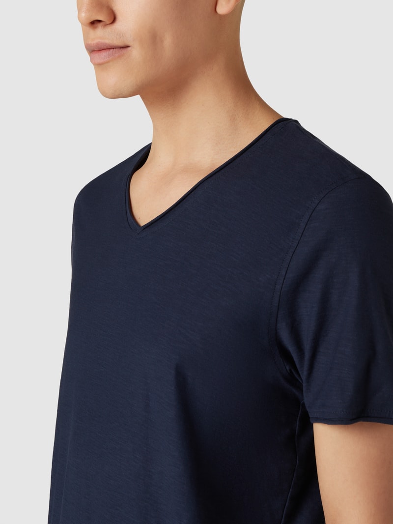 T-Shirt mit V-Ausschnitt in dunkelblau