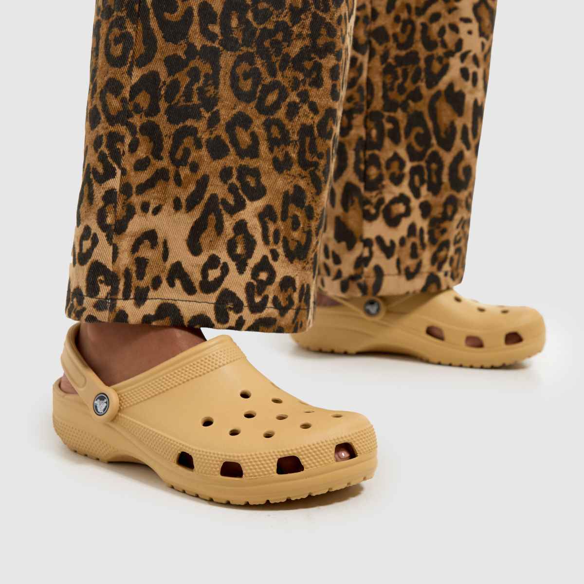 Crocs klasszikus klumpa szandál bézs színben